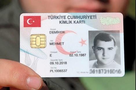 Nfus grevlileri bir anta ierisinde bir araya getirilen bavuru alma ekipmanlaryla kiinin bulunduu yere giderek gerekli ilemleri yapabilecek. antadaki ekipmanlarla biyometrik veriler alnabildii gibi vatandan varsa fotoraf taranabilecek yoksa da ekilerek sisteme aktarlacak.