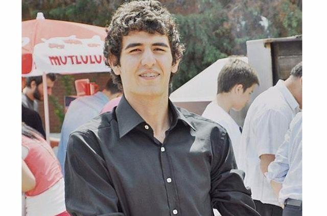 GAR SALDIRISINDA ARKADAINI KAYBETMT    <br>Patlamada ODT Elektrik ve Elektronik Mhendislii Fakltesi 1. snf rencisi Ozancan Akku da yaamn yitirdi. Akku, 15 Ekim 2015 tarihinde Ankara&#8217;da yaanan gar patlamasnda yakn arkadan kaybetmiti.