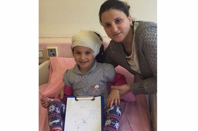 Nisanur'un annesi Yldz Almc: "Kzmla durakta oturuyorduk, patlama oldu. Kyamet koptu zannettim. Her tarafmza camlar, paralar geldi. Kzm kucama aldm, srekli kotum" dedi.