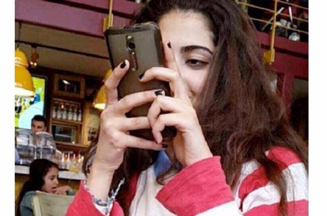 "GECE YARISI PER'NN LD HABERN ALDIK"<br>    Bakentteki terr saldrs, annesi hamileyken yaamn yitiren babasn tanmadan byyen 16 yandaki Destina Peri Parlak'n hayatn ald. Gen kzn Ayranc Anadolu Lisesindeki fizik retmeni Ali iper, olaydan sonra her yerde Peri'yi aradklarn ancak uzun sre kendisinden haber alamadklarn syledi. Tek tek hastaneleri gezip yaral listesine baktklarn ancak gece yars adli tptan aldklar haberle ykldklarn anlatan iper, yaadklar acy "Zor geen saatler, gece yarsn vurduunda bizim iin daha da karard. Peri'nin ld haberini aldk" szleriyle dile getirdi.