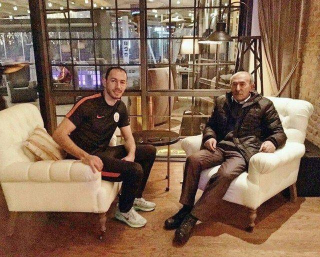 UMUT BULUT'UN BABASI DA SALDIRIDA YAAMINI YTRD    <br>Umut Bulut'un babas Kemal Bulut da saldrda yaamn yitirdi. Galatasaray Kulbnden alnan bilgiye gre, sar-krmzl takmn dn Spor Toto Sper Lig'de Genlerbirlii'yle Ankara 19 Mays Stad'nda oynad ma ncesi sar-krmzl kafileyi kamp yapt otelde ziyaret eden ve daha sonra karlamay da tribnden takip eden Kemal Bulut, msabakann ardndan meydana gelen terr saldrsnda hayatn kaybetti.