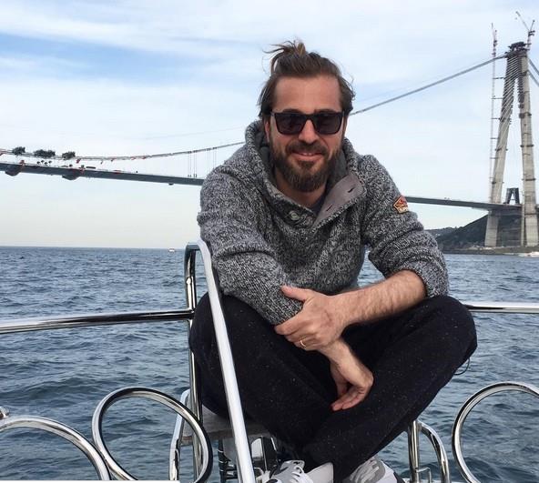 zleyicinin tepkisinden, oyunculuk anlamnda bu sorumluluu yerine getirebildiini gzlemlediini dile getiren Dzyatan, &#8220;Erturul Gazi rolnn gndelik hayatna etkisi olup olmad&#8221; sorusuna ise, &#8220;Erturul Gazi&#8217;yi oynamak ok nemli bir ey.