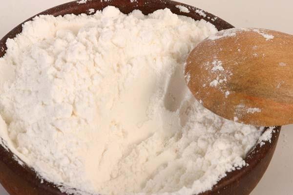 Bir kutu ak karbonat kt buzdolab ya da oda kokusunu gidermeye yardmc olur. Karbonat sprey ie ierisinde su ile kartrarak ucuz ve basit bir oda parfm elde edebilirsiniz