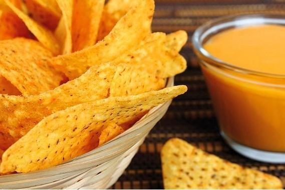 Doritos, tacolar atlmasn diye ortaya km<br>    1950 ylnda, Disneyland'de Casa De Fritos blmndeki tacolar atmamak ve bu yiyecekleri afedersiniz ama ocuklara kakalamak, onlardan kazan elde etmek iin kzartmlar ve bir gzel satvermiler. O kadar ok beeni grm ki Doritos o gnden sonra Doritos olmu.