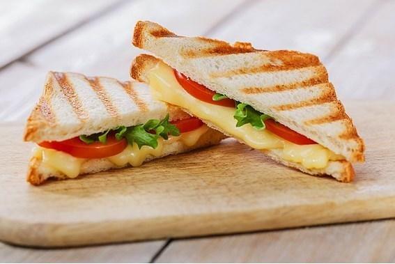 Sandvi, elleri kirlenmesin isteyen bir devlet adam iin bulunmu    <br>John Montagu, ngiliz bir devlet adamym. zellikle arkadalaryla birlikte kart oynamay ok seviyormu. Bir gn yine masadayken karn ok ackm ve adan ellerini kirletmeden yiyebilecei bir yemek istemi. ki ekmek arasna bir eyler koyuverin u midemi bastraym deyince sandvi bulunuvermi. Sandvie de kendi slalesinin adn vermi.