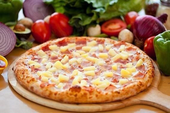 Hawai pizza denilince sanki gerekten Hawai'den km gibi geliyor insana. Ancak yle deil. Kanada'nn Ontario kentinde 1962 ylnda restoran aan ef Sam Panoloulos kendi kendine pizza eitleri ve malzemeleri denerken buluvermi bu pizzay.
