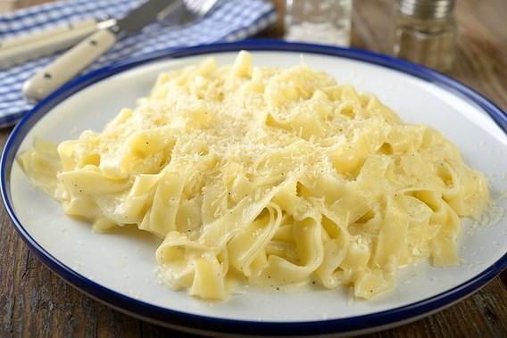 Fettuccine Alfredo, u anda da hala talya'da yerini koruyan Alfredo&#8217;s of Rome restorannda ef Alfredo de Lelio tarafndan can bol yal bir makarna eken hamile kars iin hazrlanm. Bilinen tavuklu ve mantarl tariflerin aksine ilk fettuccine alfredo yalnzca makarna, tereya ve parmesandan oluuyormu.