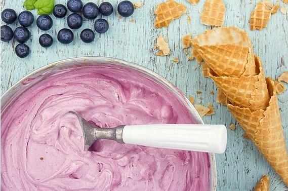 Kapkacak kalmaynca dondurma klah bulunmu  <br>  Dondurma klahnn bulunmas 1940'a dayanyor. St. Louis'de gerekleen fuarda dondurma satan bir firmann dondurmalar koyaca kutu bitince bir waffle makinesinde incecik bir hamur hazrladktan sonra kvrarak dondurmalar iine koymu. Dondurma klah ile alakal baka rivayetler olsa da bu imdilik en elencelisi grnyor.