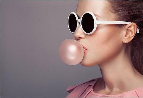 1888 ylnda Thomas Adams denen bir adamcaz doal lateksten lastik yapmaya alrken bir trl ayarn tutturamam. "Yerim ben byle icad!" deyip azna bir para doal lateks atnca bir bakm ki elenceli bir inenii var bu meretin. O da iine farkl aromalar koyup bu inenen eyi satmaya balam.