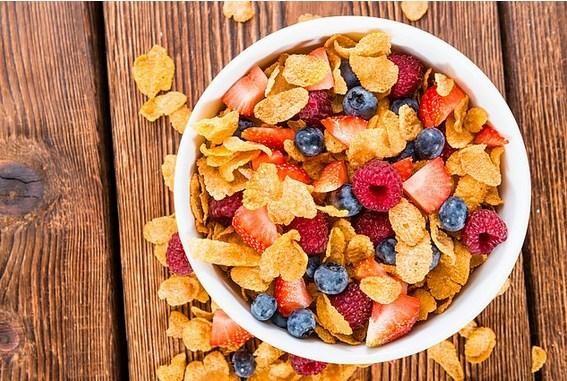 Msr gevrei doktorlar granola bar tarifini tutturamaynca bulunmu    <br>1989 ylnda W.K. Kellogg ve Dr. John Harvey Kellogg kardeler Michigan'da bir akl hastanesinde alyorlarm. Hastalar iin doyurucu ve salkl bir yiyecek hazrlamak isterlerken haladklar buday yanllkla unutmular. Budaydan yaptklar hamur bir anda paralara ayrlm ve aslnda olduka lezzetli bir tat ortaya karm. Aratrmalarna devam eden kardeler karar buday yerine msrda klmlar ve msr gevrei ortaya km.