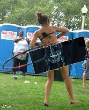 Ancak insanlar kendisini hasta ediyordu, nk insanlarn i organlarn grmek onu tiksindiriyordu.