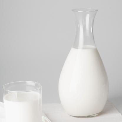 <p>Kalsiyum </p>  <p>  </p>  <p>  Bulgu ve endieler: Kemikler iin ok nemlidir. Ancak baz aratrmalar, ok yksek dozda alnan kalsiyumla prostat kanseri arasnda balant olduunu gsterdi. </p>  <p>  </p>  <p>  Dozu: 31-50 ya: gnde 1000 mg 51+: gnde 1200 mg </p>  <p>  </p>  <p>  Kaynak besinler: St, peynir, yourt, brokoli, lahana ve portakal suyu.</p>