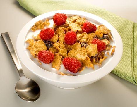 <p>K vitamini </p>  <p>  </p>  <p>  Neye yarar?: Kan phtlamas iin gereklidir, kemikleri korur. </p>  <p>  </p>  <p>  Dozu: 31+: Gnde 90-120 mcg (mikro gram). </p>  <p>  </p>  <p>  Kaynak besinler: Yeil yaprakl sebzeler, st ve st rnleri, yumurta, tahllar ve karacier.</p>