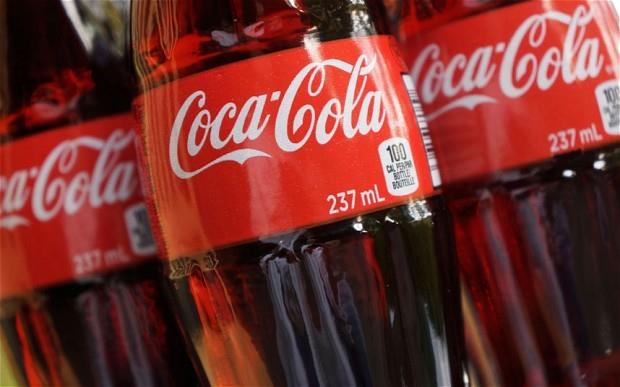 6. Coca Cola    ecek firmas Coca Cola ismini karmn tatlandran &#8216;Coca&#8217; yapraklar ve &#8216;Kola&#8217; fstndan alyormu. Kurucusu John S. Pemberton logonun daha iyi gzkmesi iin Kola&#8217;daki K&#8217;yi C&#8217;ye evirmi.