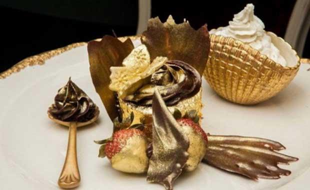 KP KEK     <br>inde 23 ayar altn yapraklar olan vanilya, ikolata ve ilekli kek var.   FYATI: 1000 dolar  (Satld yer: Dubai)