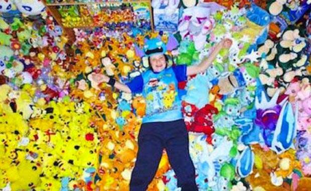 Koleksiyonu yaplan birbirinden ilgin stelik bir de Dnya rekoru krm koleksiyonlara gz atmadan gemeyiniz.  <br>  Pokemon Oyuncaklar  <br>  Lisa Courtney oyuncaklar toplamak iin Japonya'ya eitli seyahatler yapm. 2010 ylnda 14.410 adet oyuncakla Dnya rekoru krm. u anda 16.000'den fazla oyunca bulunuyor.