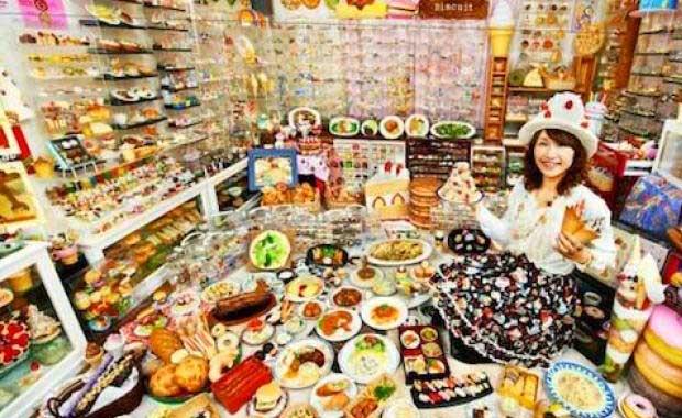 Gda Kopyalar<br>    Plastik, dolap ss, krtasiye, oyuncak, anahtarlk gibi eitli materyallerden oluan gda kopyalarnn sahibi Akiko Obata  8.083 adet bibloya sahip.