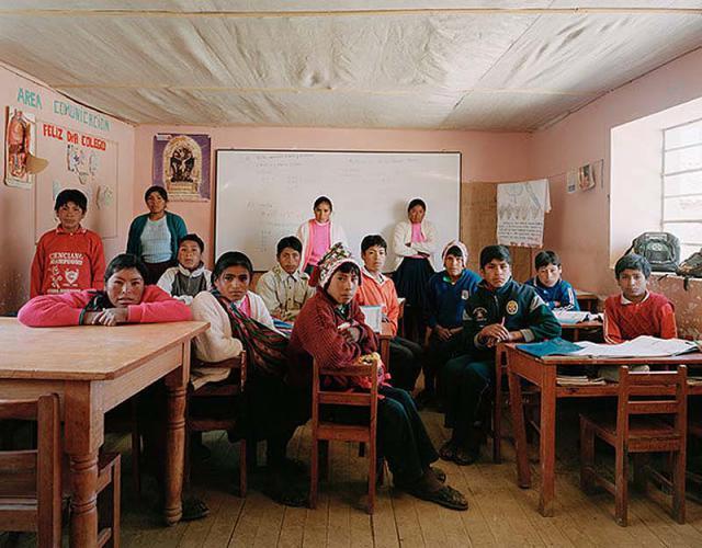 lke Peru, okul ise dalk blgede yer alan Escolar Secundaria Tiracanchi. Okulda sadece bir retmen bulunuyor ve tm snflara eitimi o veriyor. Kyde ve okulda elektrik yok. Bu rencilerin hibiri liseye gidemeyecek.