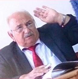 Lisedeki Hoca<br>  "Bizi de unutmazsnz, arada elimizi pmeye gelin." en byk temennileri, "niversiteye bi kapa attn m rahatsn zaten eek balasan mezun olur." en byk yalanlardr arkadalar yle bir ey yok.