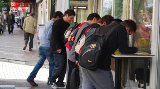 Bahisi Tayfa<br>  Mottolar "Kanka niversite, snav mnav bo i, bu sefer kesin vuruyoruz paray." ve "Kanka iki lira at ortak olalm kupon gelirse yars senin." arasnda gidip gelmekte olan, paramzn cebimize batt anlarda paray arur etmek iin en akl elici yollardan biri.