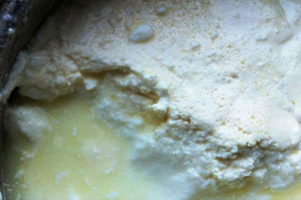 Ya�s�z ya da az ya�l� g�dalar tam ya�l�lardan daha iyidir: S�t ya da et �r�nlerinde az ya�l�n�n daha sa�l�kl� oldu�u do�rudur. Ancak paketlenmi� ve i�lenmi� g�dalar i�in ayn� �ey ge�erli de�il. Bu g�dalarda �eker, ya� ve tuz oran� y�ksektir. Bu nedenle uzmanlar yapay olan ya�s�z g�dalardan uzak durman�z �neriliyor.