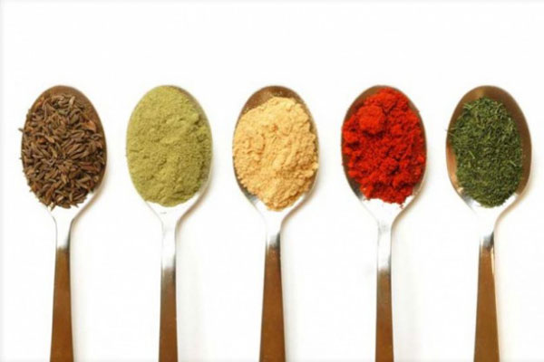 Baharatl� g�dalar sizi �lser yapar: Baharat �lseri tetiklemez. Neredeyse t�m �lserlerin nedeni Helicobakter pylori isimli bakteridir. Ancak aspirin gibi baz� ila�lar �lseri tetikleyebilir. Baharatlar irritabl ba��rsak sendromunu k�t�le�tirebilir.