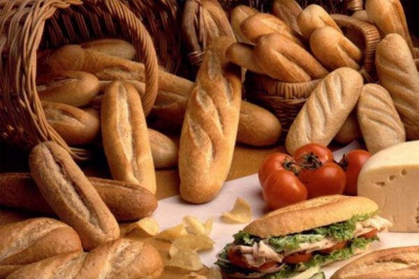 Daha az karbonhidrat yerseniz sa�l�kl� olursunuz: �zellikle tam tah�llar gibi sa�l�kl� karbonhidratlar� se�mek sa�l���n�z i�in �nemlidir. En az 7 b�y�k ara�t�rmada, daha fazla tam tah�l t�keten kad�n ve erkeklerde kalp hastal���n�n y�zde 20-30 oran�nda daha az g�r�ld��� tespit edildi. Ayr�ca 2010 y�l�nda 13 bin yeti�kin �zerinde yap�lan ara�t�rmada ise �ok fazla tam tah�ll� g�da yiyenlerin v�cut a��rl���n�n daha d���k oldu�u belirlendi.