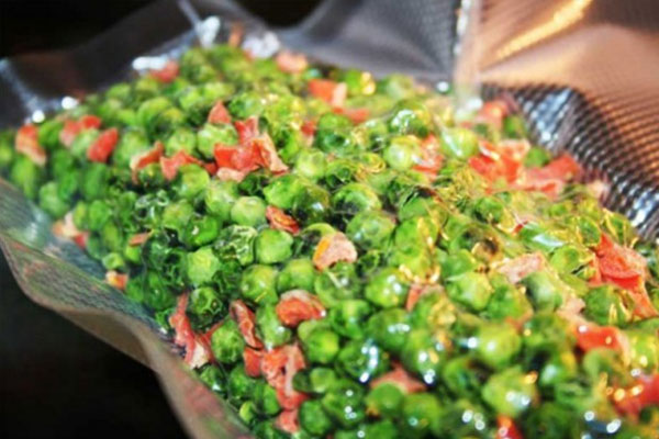 Donmu� ve konserve meyve ve sebzeler, taze olanlara g�re daha az besleyicidir: Topland��� anda t�ketilen taze sebze ve meyveler donmu� ve konserve olanlardan daha besleyicidir. Ancak toplanan sebze ve meyveler tarlalardan ��kt�ktan sonra nakliye ve depolanma s�ras�nda g�nlerce, hatta haftalarca bekletiliyor. Bu s�rada taze meyve ve sebzelerdeki do�al enzimler yok oluyor ve besin de�eri azal�yor. Tam tersi olarak h�zl� bir �ekilde dondurulan ve konservesi yap�lan taze �r�nler vitamin ve mineral i