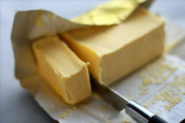 Tereya�� yerine margarin kullanmak kalorileri biriktirecektir: Tereya�� ve margarin yakla��k ayn� miktarda kalori i�eriyor. Fakat bitkisel ya�lardan yap�lan margarin kolesterol ve doymu� ya� i�eren tereya��na kar�� daha sa�l�kl� bir alternatiftir. Trans ya� i�eren baz� margarinler ise ger�ekten sa�l�ks�z olabilir. Margarin al�rken trans ya� i�ermeyenleri tercih edin.