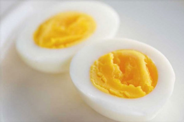 Kolesterol i�erdi�i i�in yumurtadan uzak durun: Yumurtalar bug�ne kadar kilo ald�rd��� i�in sa�l��a zararl� olarak biliniyordu. Ancak en son yap�lan ara�t�rmalara g�re, yumurta san�ld��� gibi y�ksek kolesterol� art�rm�yor. Ger�ekte, ucuz olan yumurta iyi bir �inko, demir, D vitamini, beyni destekleyen kimyasal kolin ile lutein ve zeaxanthin isimli antioksidan kayna��d�r.