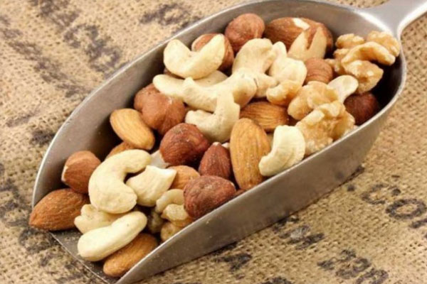 Kuru yemi�ler abur cubur kadar zararl�d�r: Kabuklu kuruyemi�ler protein ve di�er besin ��eleri a��s�ndan zengindir. Ancak bir avu� dolusundan fazlas�n� yemeyin. Harvard �niversitesi`nde g�revli ara�t�rmac�lar, haftada yakla��k 5 kez kuruyemi� yiyen kad�nlarda tip 2 diyabet geli�me riski y�zde 20 daha az oldu�unu tespit ettiler. Ayr�ca, bir�ok b�y�k ara�t�rmaya g�re, d�zenli olarak kuruyemi� t�ketimi kalp hastal���na kar�� sizi korur.