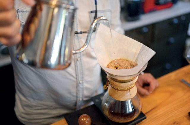 Bulgulara gre; her gn bir bardak kahve tketmek, siroz riskini yzde 22 azaltyor. Her gn 2 bardak kahve tketmek ise siroz riskini yzde 43&#8217;e kadar, 3 bardak tketmek yzde 57&#8217;ye kadar, 4 bardak tketmek de yzde 65&#8217;e kadar azaltyor.