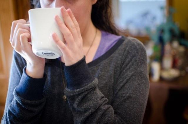 Yeni yaplan bir aratrma kahvenin karaciere olan faydalarn ortaya kard. almaya gre her gn iki bardak kahve imek siroz geliimini azaltyor...  <br>  Yeni yaplan bir aratrmada kahvenin karaciere olan faydas ortaya kondu. almann bulgularna gre; her gn iki bardak kahve imek, alkole bal gelien siroz riskini yzde 43&#8217;e kadar azaltyor.