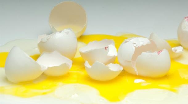 Parmanzn ucunu suyla slatarak yemein iine dm yumurta kabuunu rahatlkla alabilirsiniz.