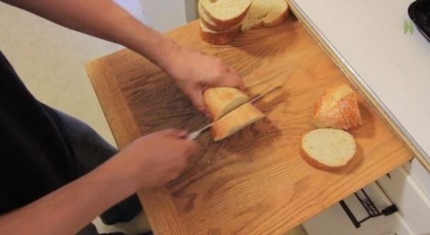 Ekmei kesilirken paralanmasn engellemek iin ters evirip kesebilirsiniz.