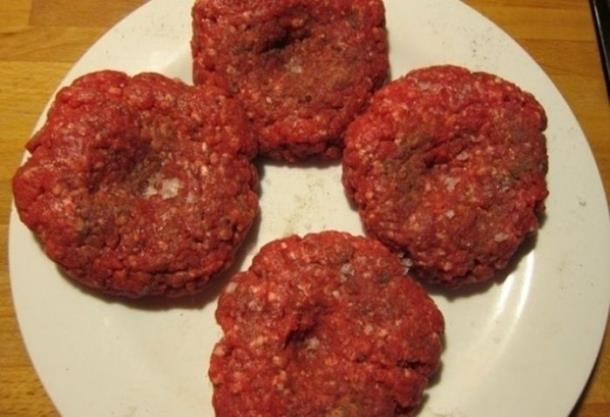 Kftelerinizin top gibi olmamas ve gzel pimesi iin baparmanzla ortasna bastrabilirsiniz.