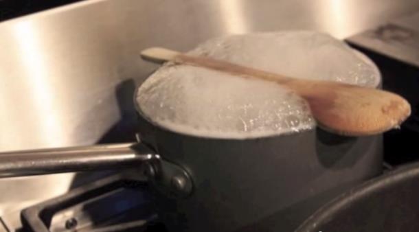 Kaynayan tencerenin tamasn engellemek iin ka ters bir ekilde tencereye oturtabilirsiniz.