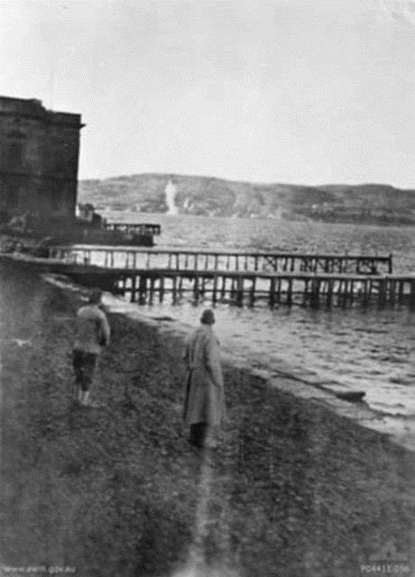 Boaz igal etmeye alan ngiliz gemilerini izleyen Trk askerleri.