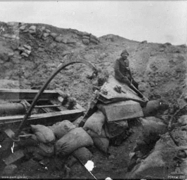 ngiliz bombardmanyla yerle bir olan bir sahil bataryas.