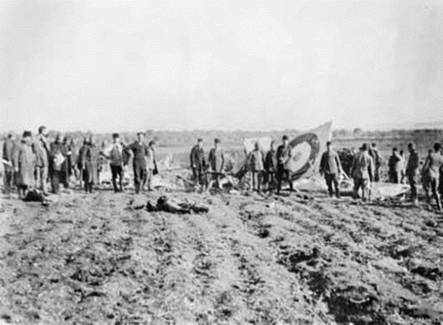 Alman ve Trk yetkililer gzlem yaparken den bir ngiliz uan kontrol ediyor.