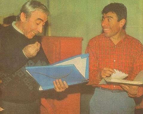 ener en ve lyas Salman bir mzikal iin provada.