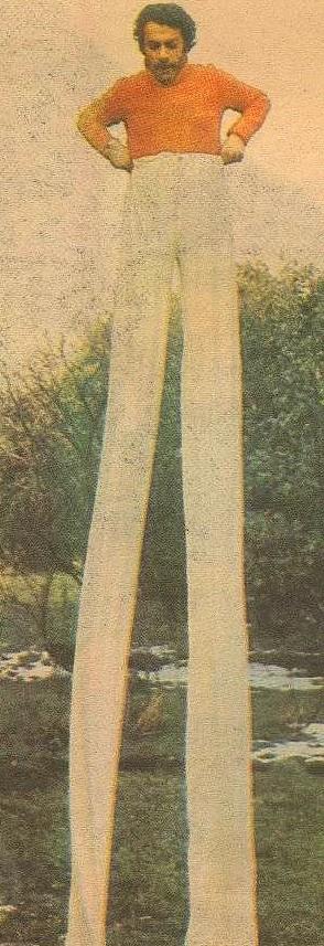 "Gulyabani" kostmnn iindeki adam Trker Tekin.