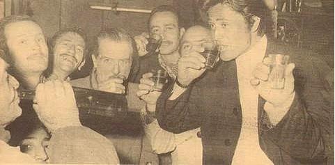 Cneyt Arkn, Pano arap Evi'nde kadeh kaldryor.