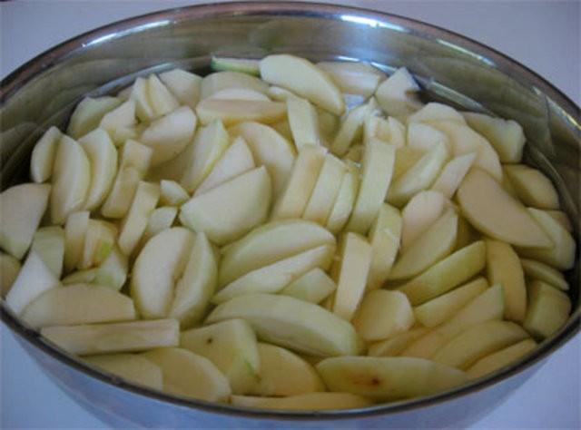 Elmalarn renk deitirmesini de 2 lek su ve 1 lek bal ile nleyebilirsiniz.