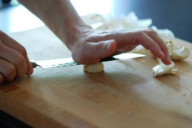 Sarmsa kolayca soymak iin dilerini ban yan tarafyla ezmeniz yeterlidir. Kabuklar kolayca ayrlacaktr.