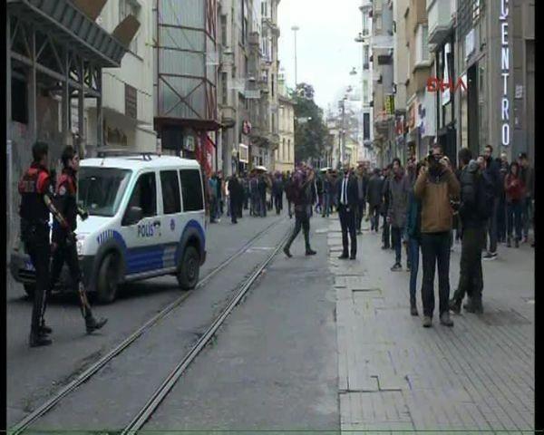 Olay yerine ok sayda polis ve ambulans sevkedildi. Polis, caddeyi giri-klara kapatrken, patlamann meydana geldii alan gvenlik emberi iine ald. Olayda ilk belirmelere gre 2 kii yaraland.