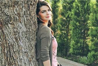 Beni tantmz pilates stdyosuna gtrd. Yerlerde mumlar vard. Dnmde almasn istediim ark stdyoda alyordu.