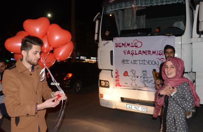 Arkadana ait bir TIR zerine 'Benimle yalanr msn? He ne diyon?' yazl pankart astran Ylmaz, kz arkadann iinde bulunduu otomobilin nn kesti.