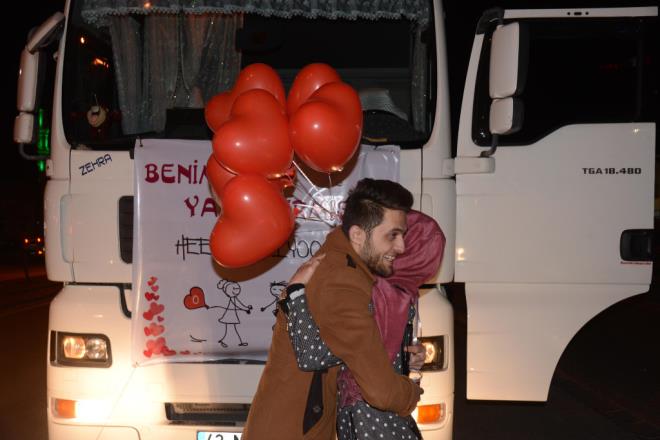 Sevgilisini otomobilden indiren Ylmaz, dizst kerek 'Benimle evlenir misin?' dedi.