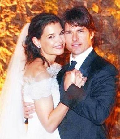 AIKLAR KENTNDE  Tom Cruise ei Katie Holmes'a kmaya balardktan sadece iki ay sonra evlenme teklif etmi.